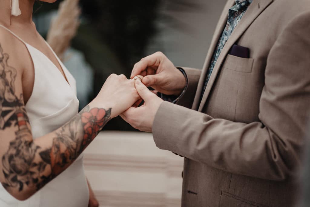Freie Trauung Boho Hochzeit Trauredner Brautpaar Ringtausch Eheringe Tatoo Anzug Brautkleid