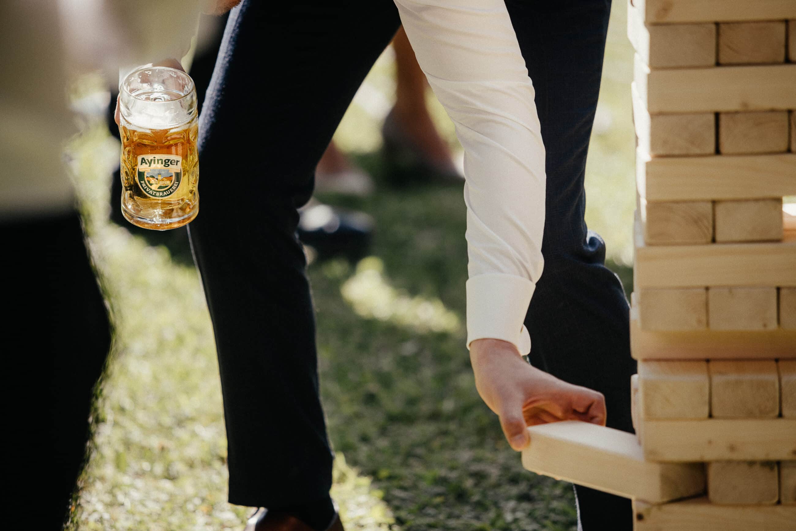 Hochzeitsspiele Mann spielt mit Jenga